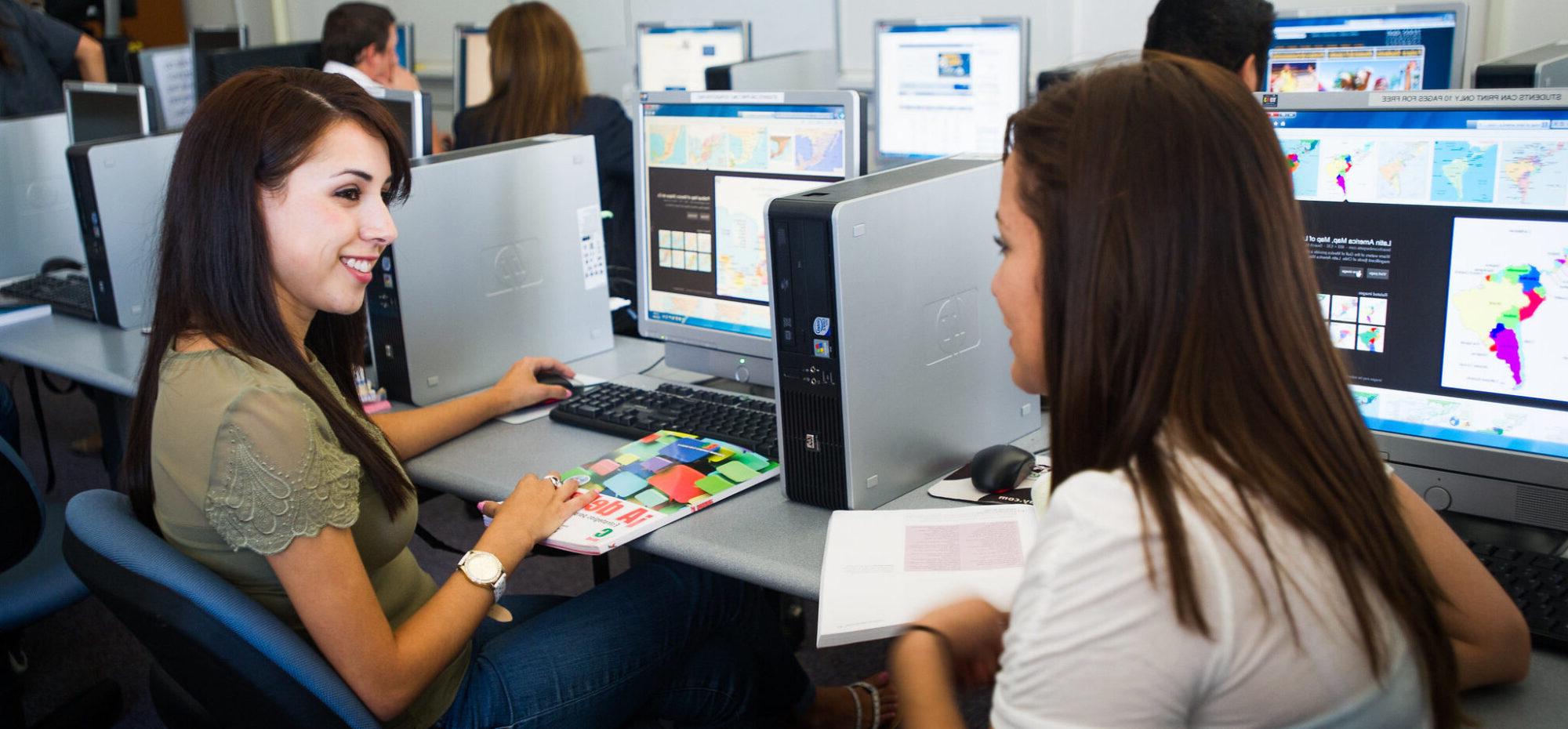 Spanish students learning on computers.